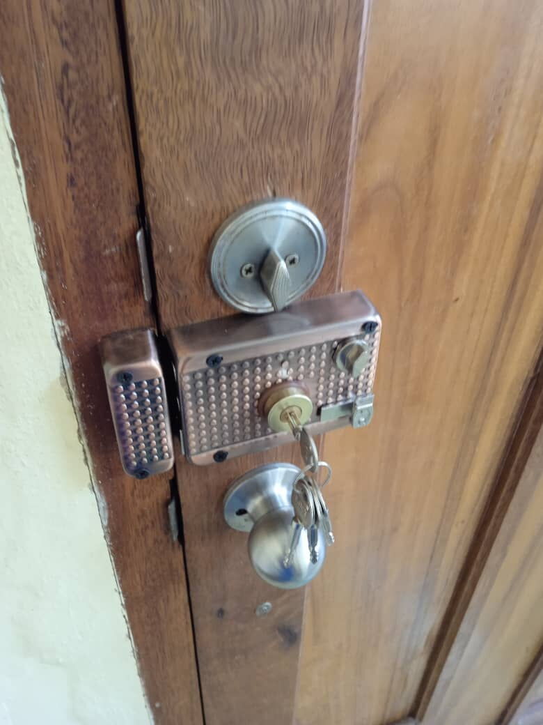 Portada de Montaje de Yales, Picaportes y Cerraduras para Puertas de Madera