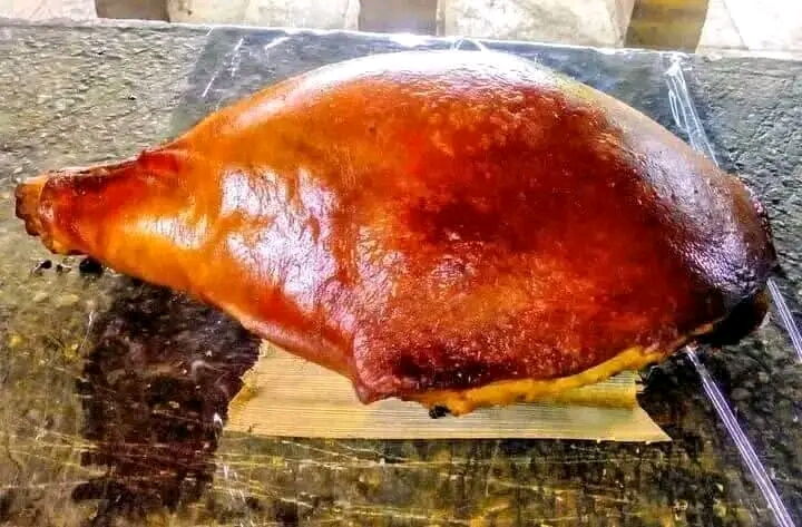 Portada de Pernil asado de cerdo para 25-30 personas con guarniciones