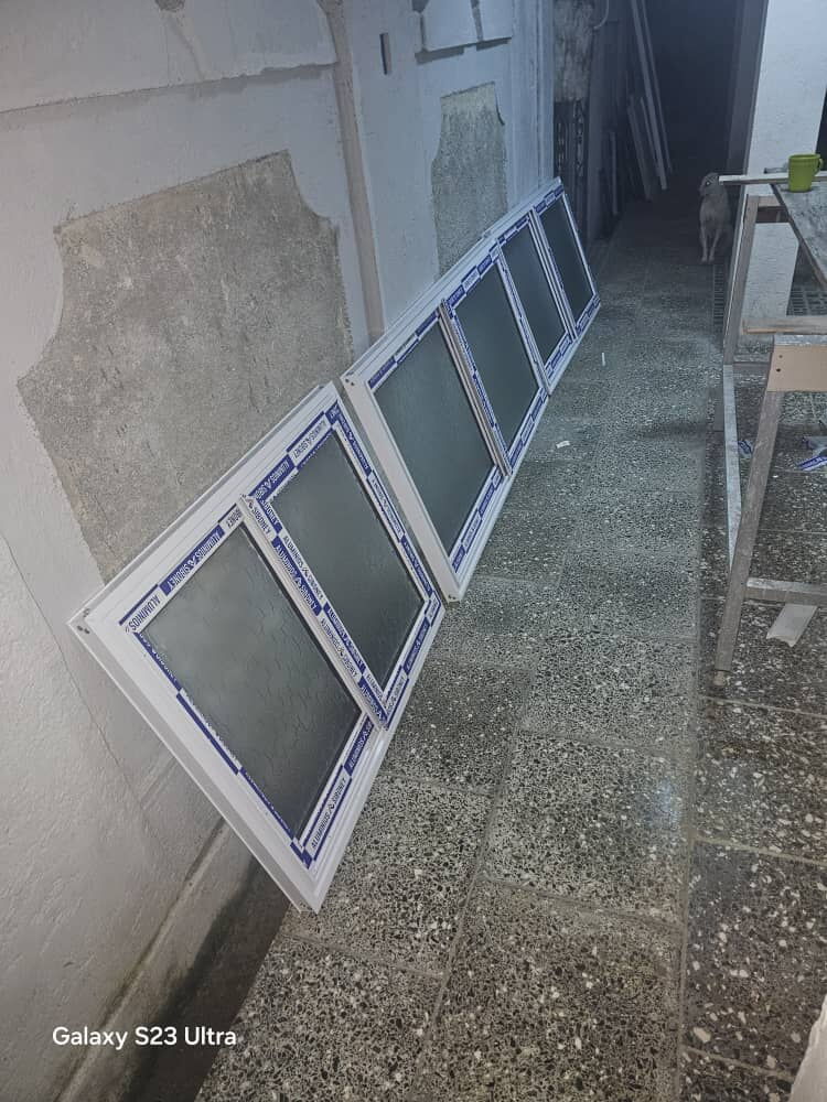 Portada de Ventanas y puertas de aluminio, bajos de meseta y más