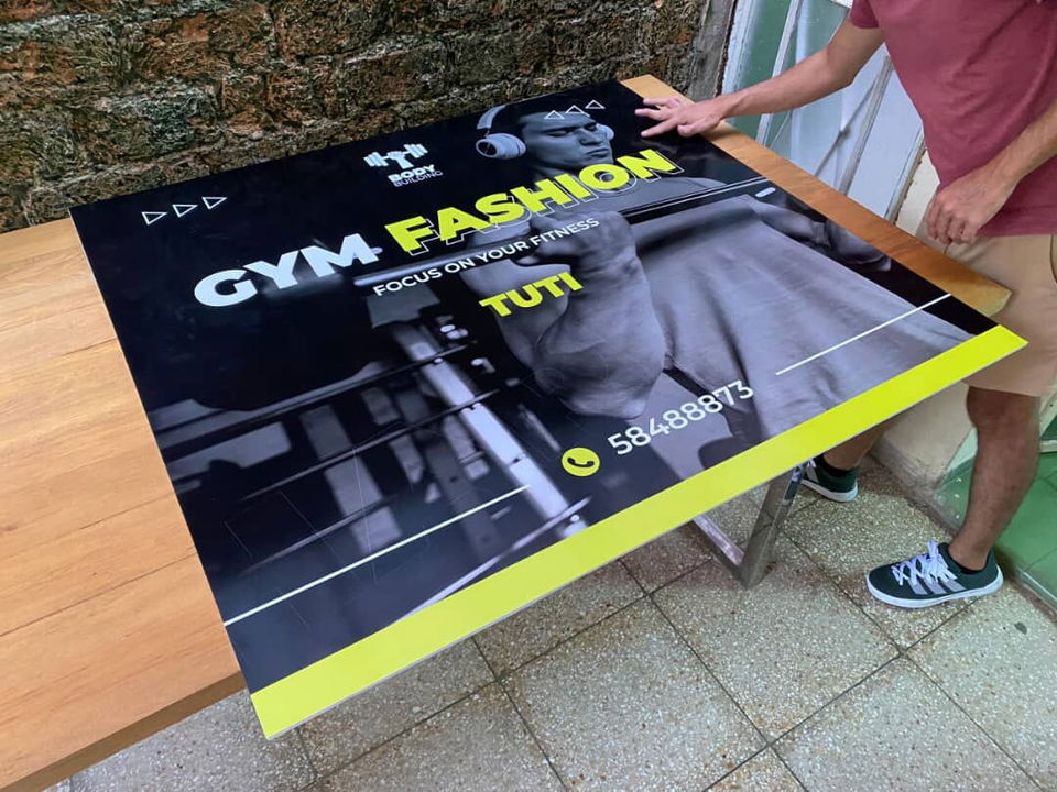 Portada de Carteles de PVC, etiquetas y más impresiones personalizadas