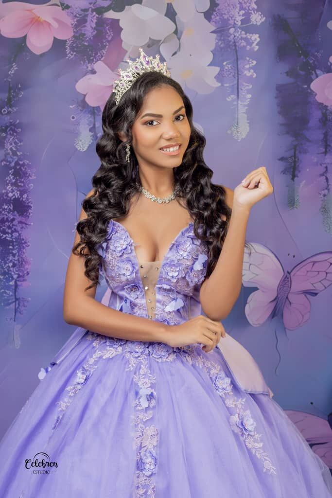 Portada de Fotos de Quince con Traje Exclusivo en Estudio Celebren