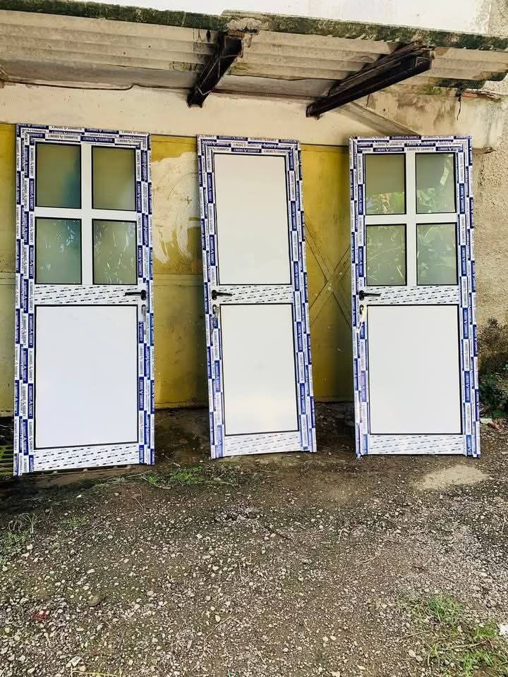 Portada de Puertas de aluminio con cristal y melamina