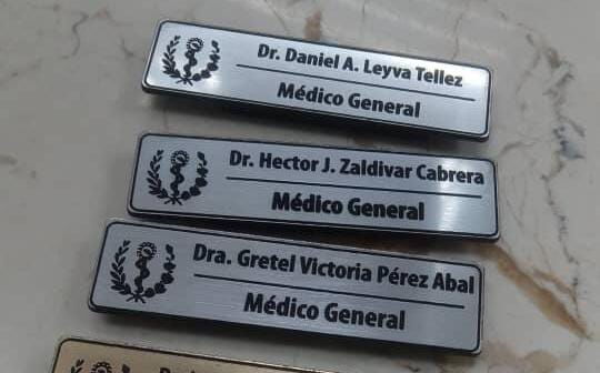 Portada de Gafetes imantados y placas de identificación para personal de salud, educación, empresas y servicios
