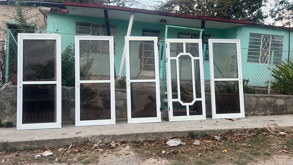 Portada de Carpintería de aluminio: puertas, ventanas, closets y mesetas