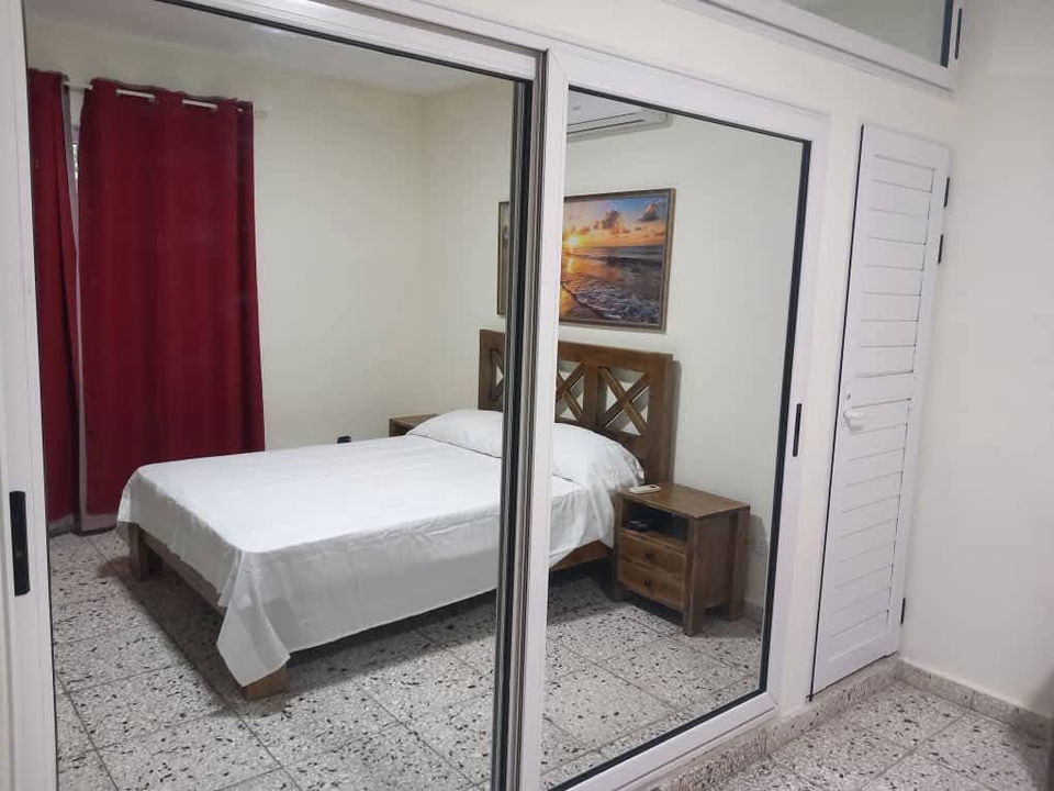 Portada de Marquetería de aluminio con cristales para interiores y exteriores