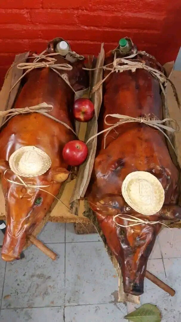 Portada de Cerdo asado entero para 30 personas, con guarniciones incluidas