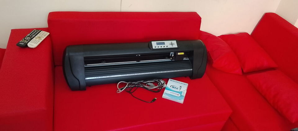 Portada de Plotter de corte nuevo con accesorios