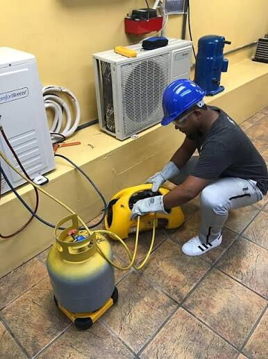 Portada de Clima y Refrigeración: Reparación y Mantenimiento de Equipos