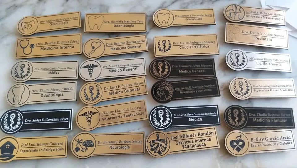 Portada de Gafetes y placas de identificación personalizados para médicos y profesionales
