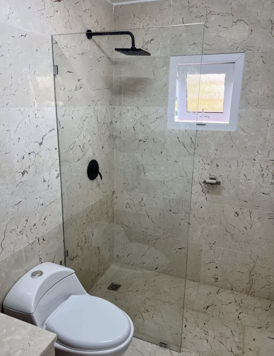 Portada de Paños fijos, mamparas, puertas abatibles, barandas y balcones de cristal