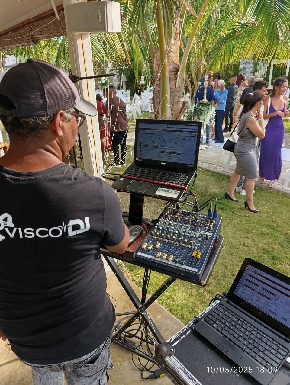 Portada de DJ para bodas con equipo profesional: audio, pantalla, luces, humo y más