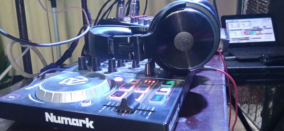 Portada de Música para fiestas con DJ, pantalla, luces, espuma y humo