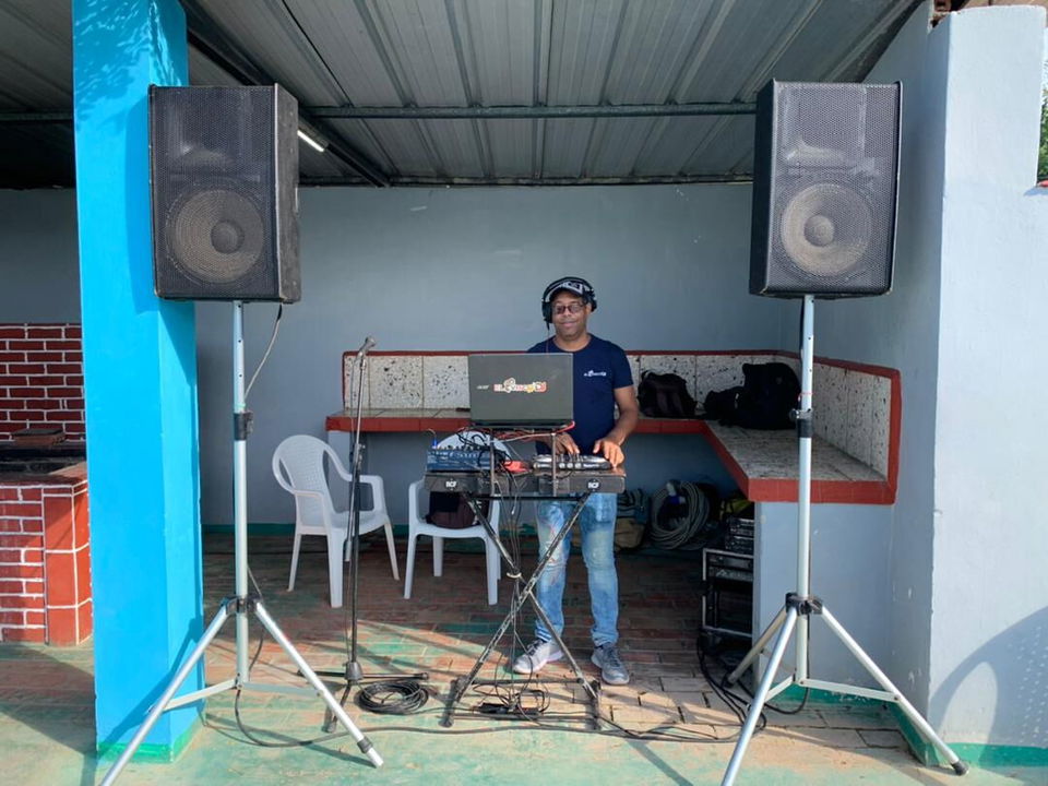 Portada de Servicios de Audio, DJ, Confetis de CO2, Pantallas, Humo y Humo Bajo para Eventos