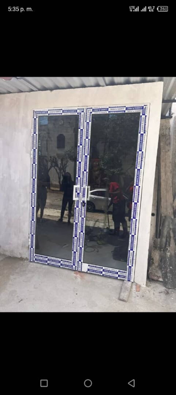 Portada de Puertas dobles de marquetería en aluminio para garajes y comercios