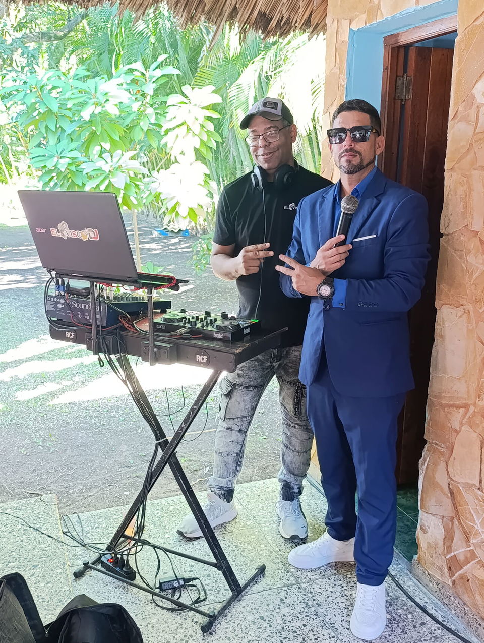 Portada de Servicio de DJ, Maestro de Ceremonia y Animador con equipamiento completo