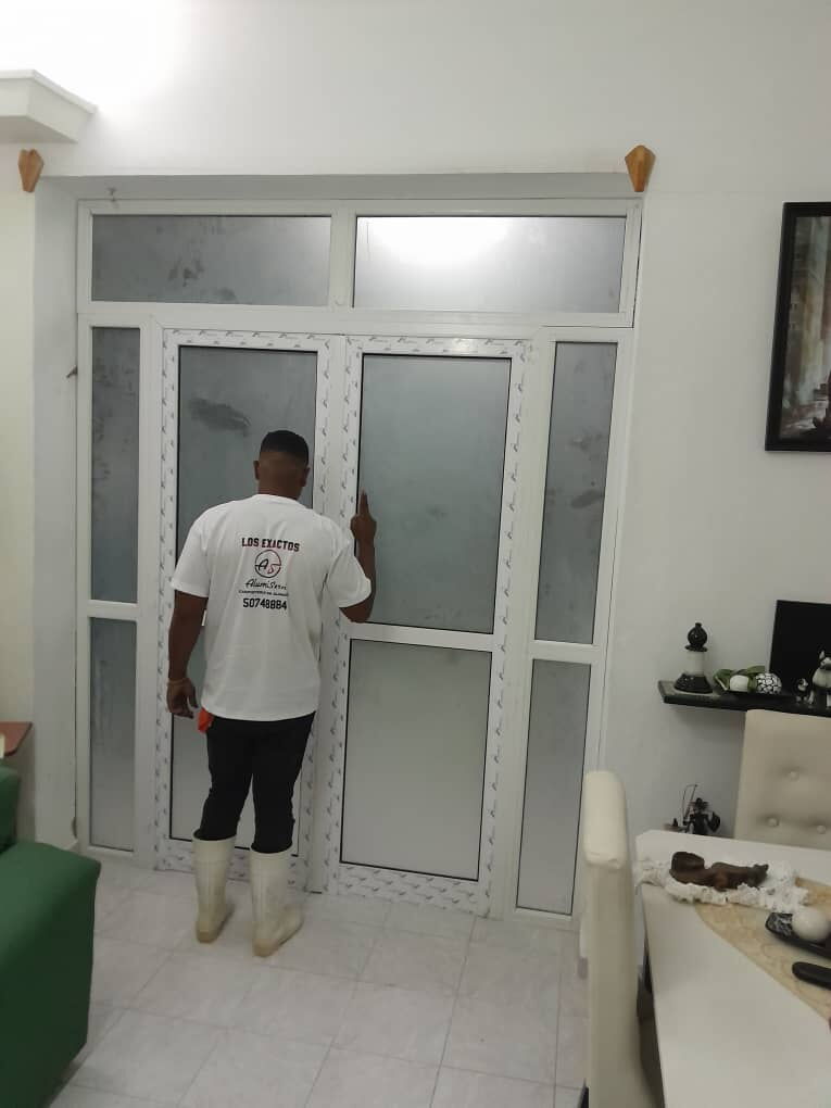 Portada de Marquetería de aluminio con cristal y otros materiales