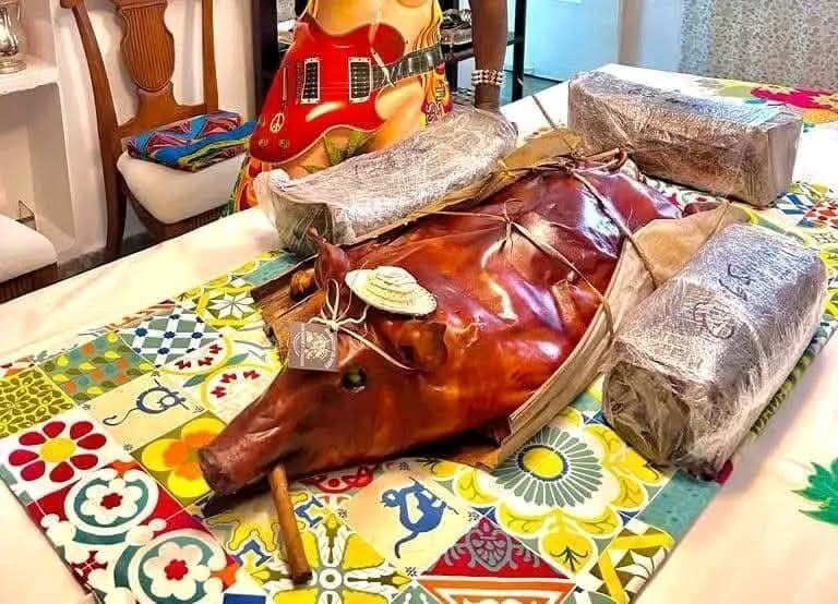 Portada de Asados de cerdo con sabrosa comida criolla