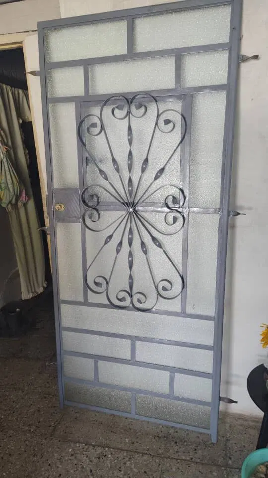 Portada de Herrería profesional: puertas de hierro y más