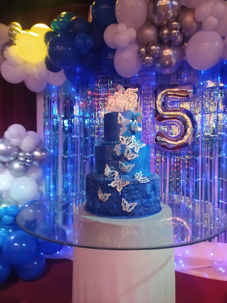 Portada de Decoración de eventos: cumpleaños con globos, cake y temática personalizada