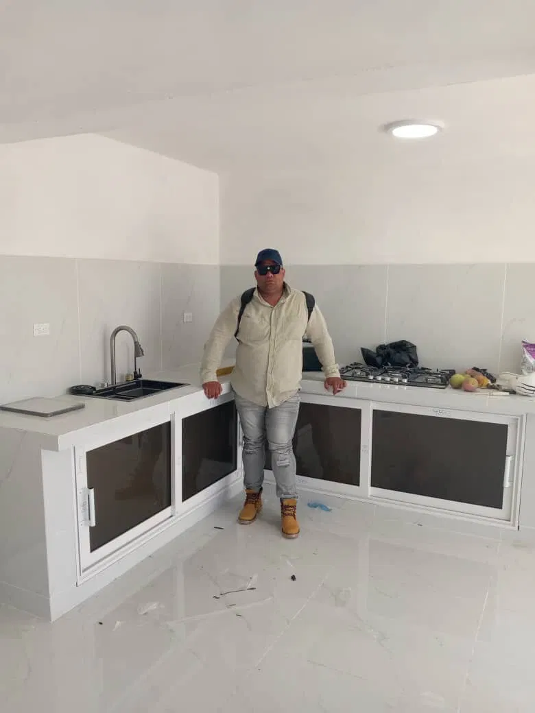 Portada de Carpintería de aluminio: puertas, ventanas, bajos de meseta y más