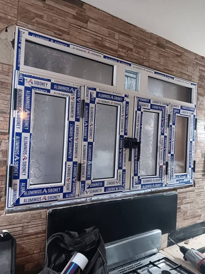 Portada de Diseños modernos en carpintería de aluminio y cristal para tu hogar