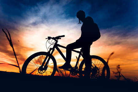 Portada de Mensajero en bicicleta para entregas urgentes y confidenciales en La Habana