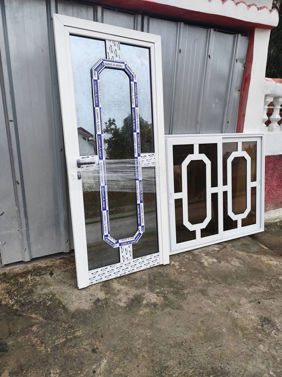 Portada de Puertas y ventanas de aluminio, bajos de meseta, paños fijos y closets de espejos