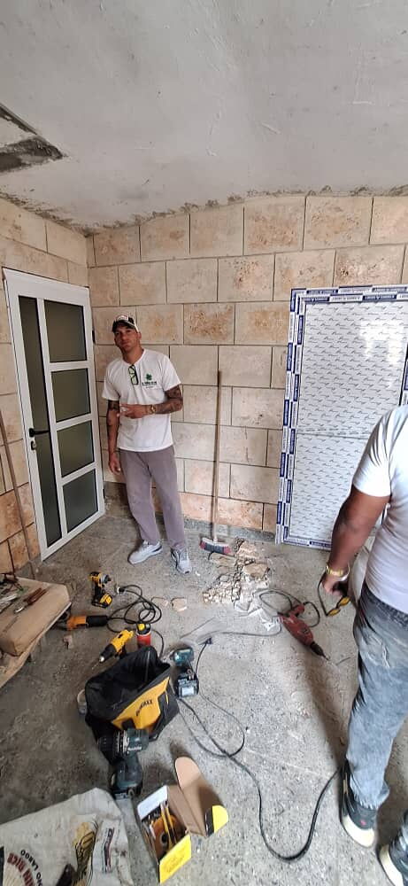 Portada de Puertas, ventanas y bajos de meseta de aluminio a medida
