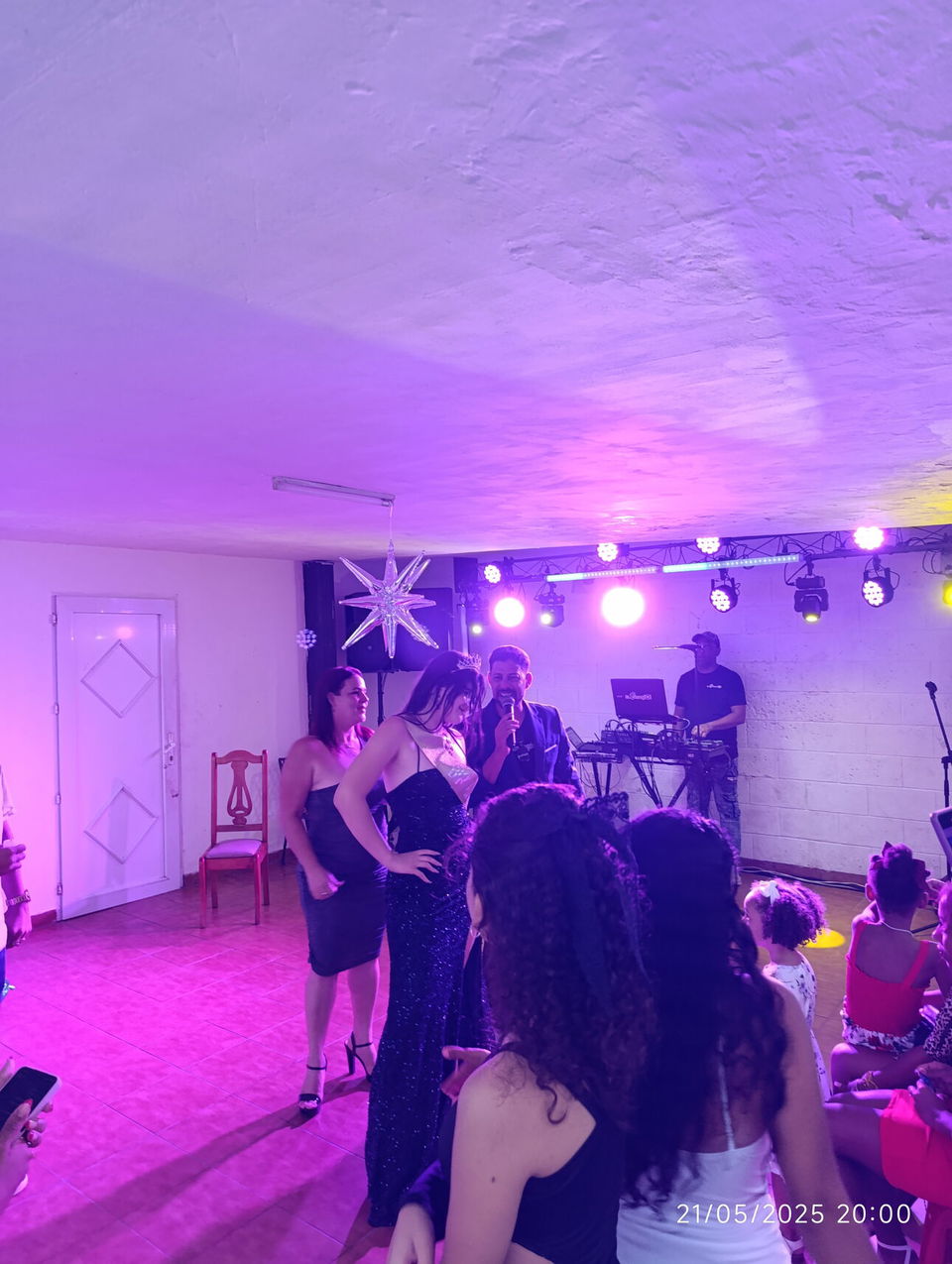 Portada de Fiesta de 15 con música, animación, luces y pantalla