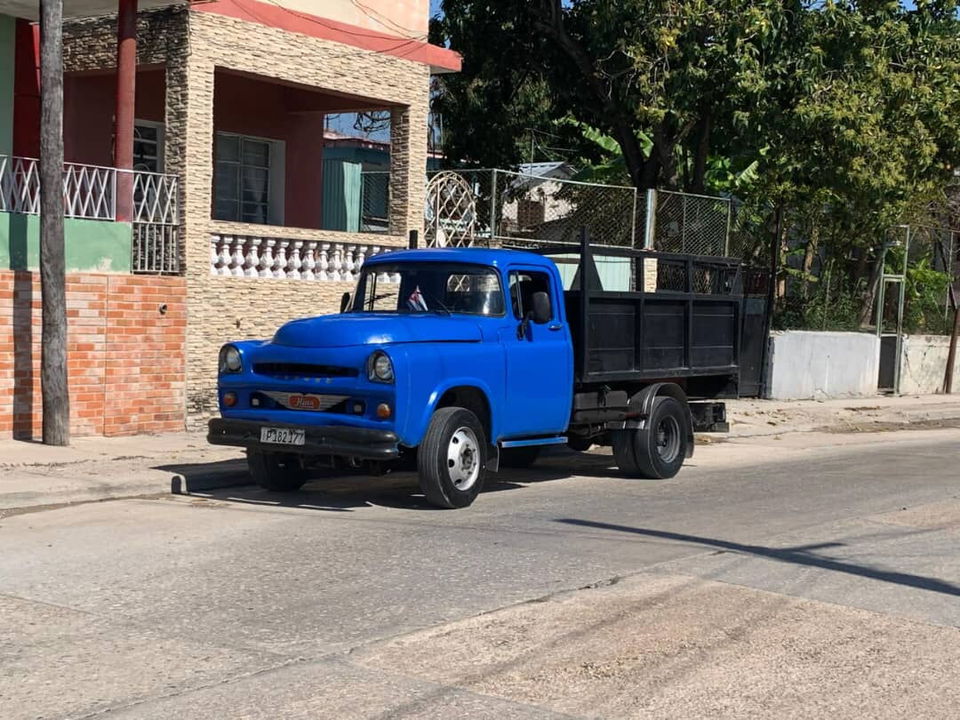 Portada de Camión para mudanzas, permutas o materiales en La Habana
