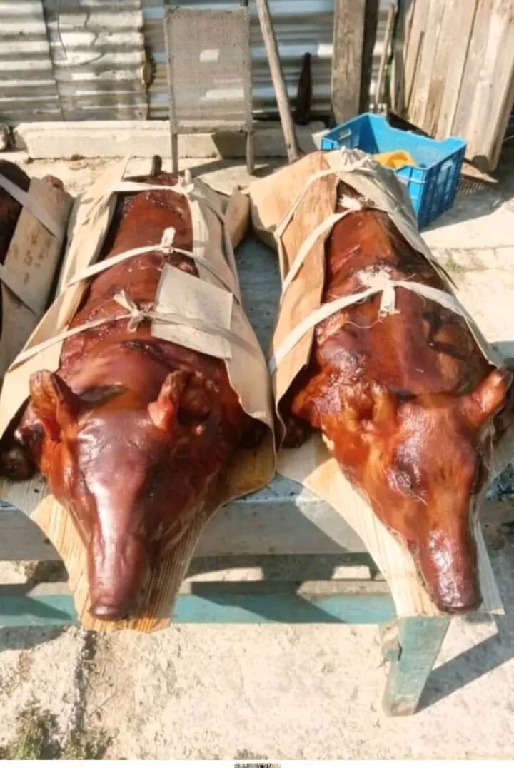 Portada de Cerdo asado para 100 personas con guarnición y envío