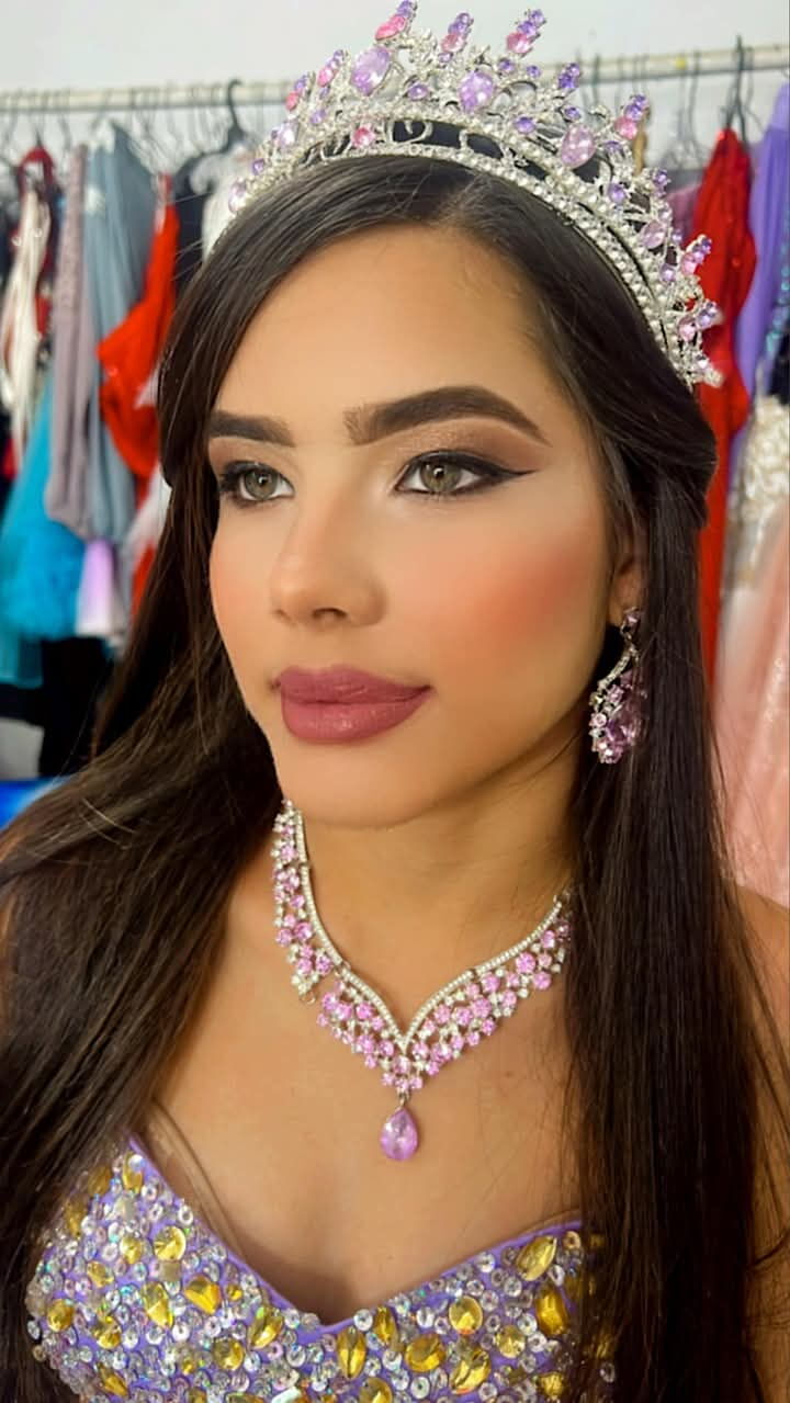 Portada de Estilista y maquillaje para fiestas de 15, bodas y eventos especiales