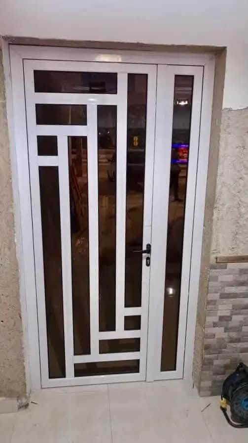 Portada de Puertas de aluminio para interiores y exteriores, ventanas, paños fijos, mamparas de baño
