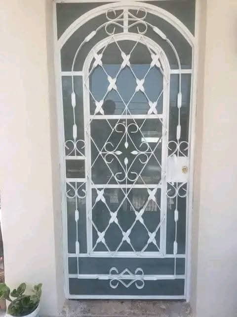 Portada de Herrería profesional en Boyeros: puertas, ventanas, portones y más