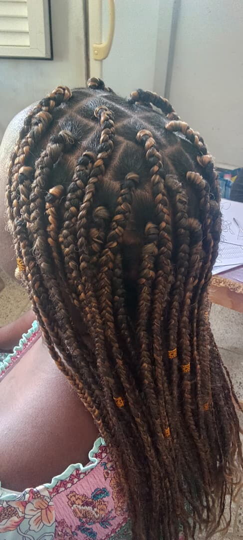 Portada de Trenzas africanas con nudos: 45 trenzas, mano de obra e insumos incluidos
