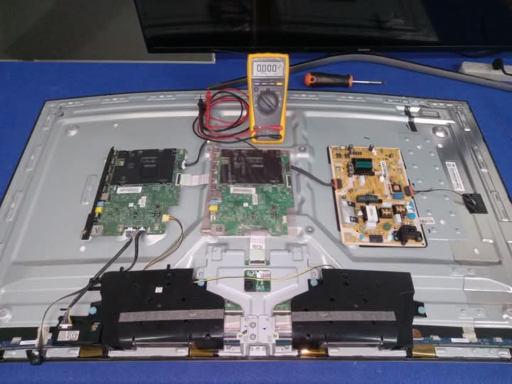 Portada de Reparación de televisores pantalla plana LCD, LED, Smart TV y 4K
