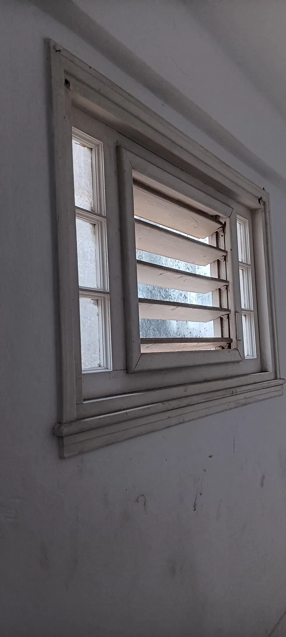 Portada de Restauración de madera y servicios de pintura, pladur y albañilería