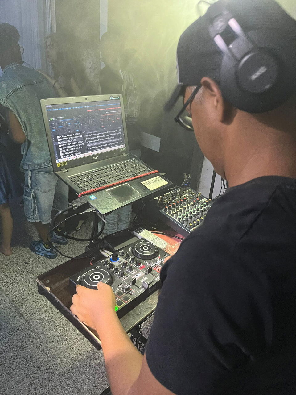 Portada de DJ y animación para bodas, 15, cumpleaños y eventos: sonido, luces, pantallas y humo