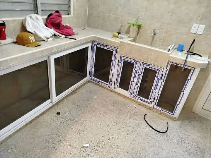 Portada de Bajos de meseta, ventanas de corredera, puertas y mamparas de baños