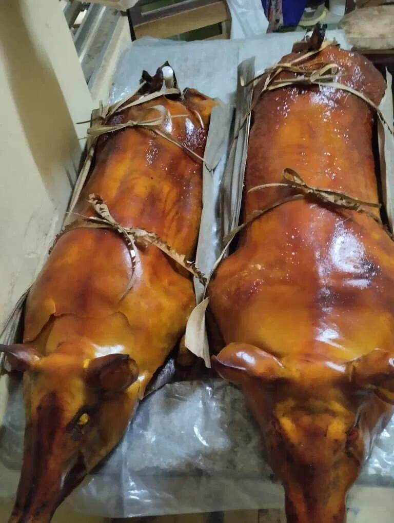 Portada de Cerdo asado entero con guarniciones para eventos