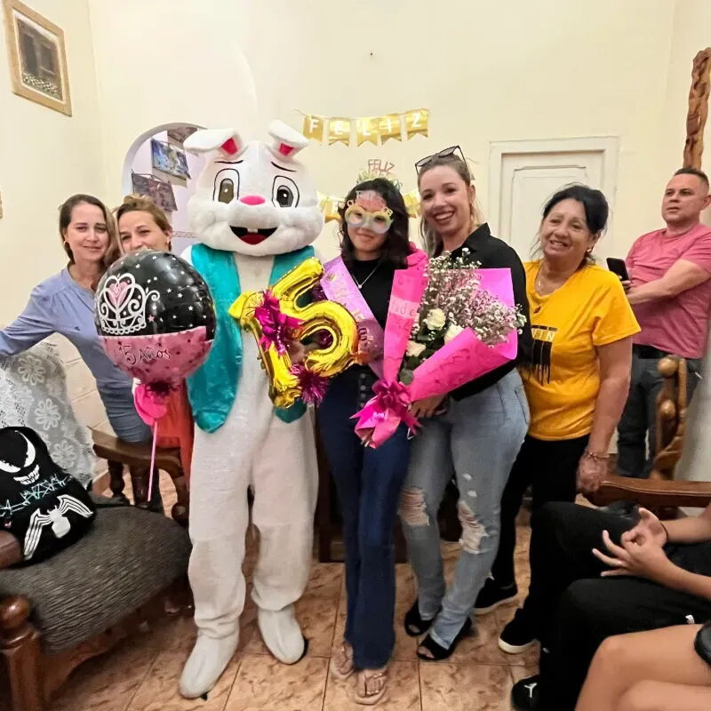 Portada de Regalos sorpresa con Conejo gigante para cumpleaños
