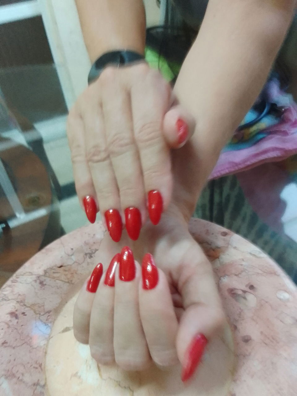 Portada de Manicura y pedicura a domicilio con gel semipermanente