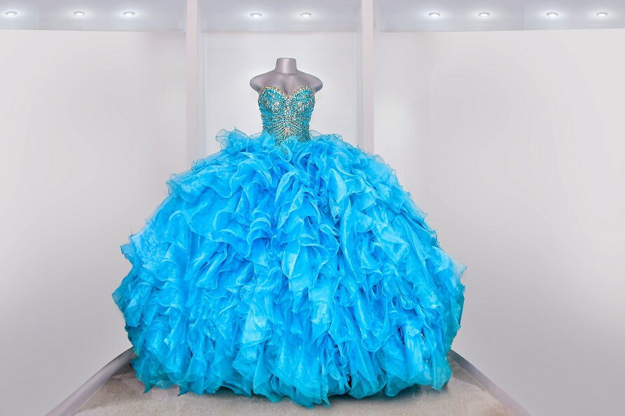 Portada de Alquiler de trajes de 15 y estudio fotográfico