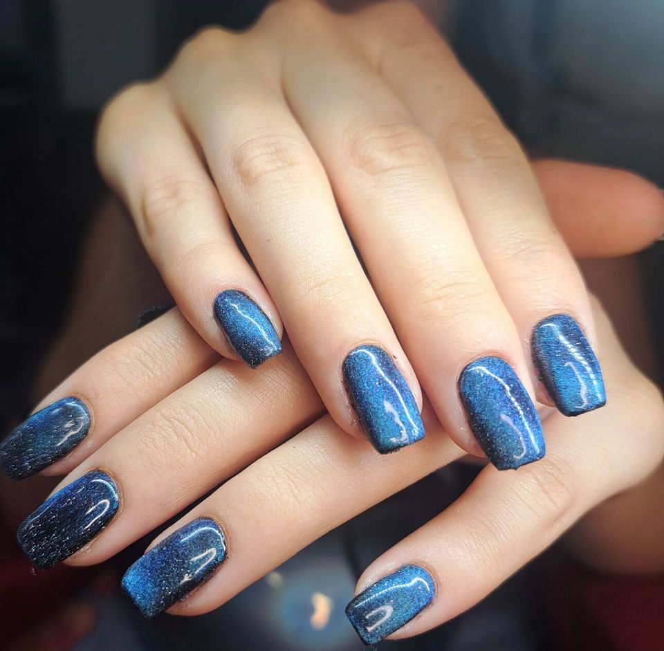 Portada de Arreglos de uñas con gel semipermanente y más servicios