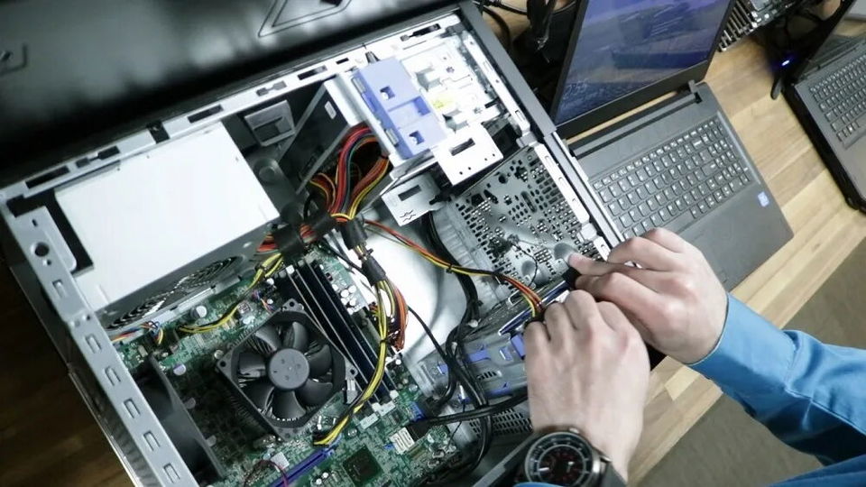 Portada de Mantenimiento y limpieza profesional para PC o laptop