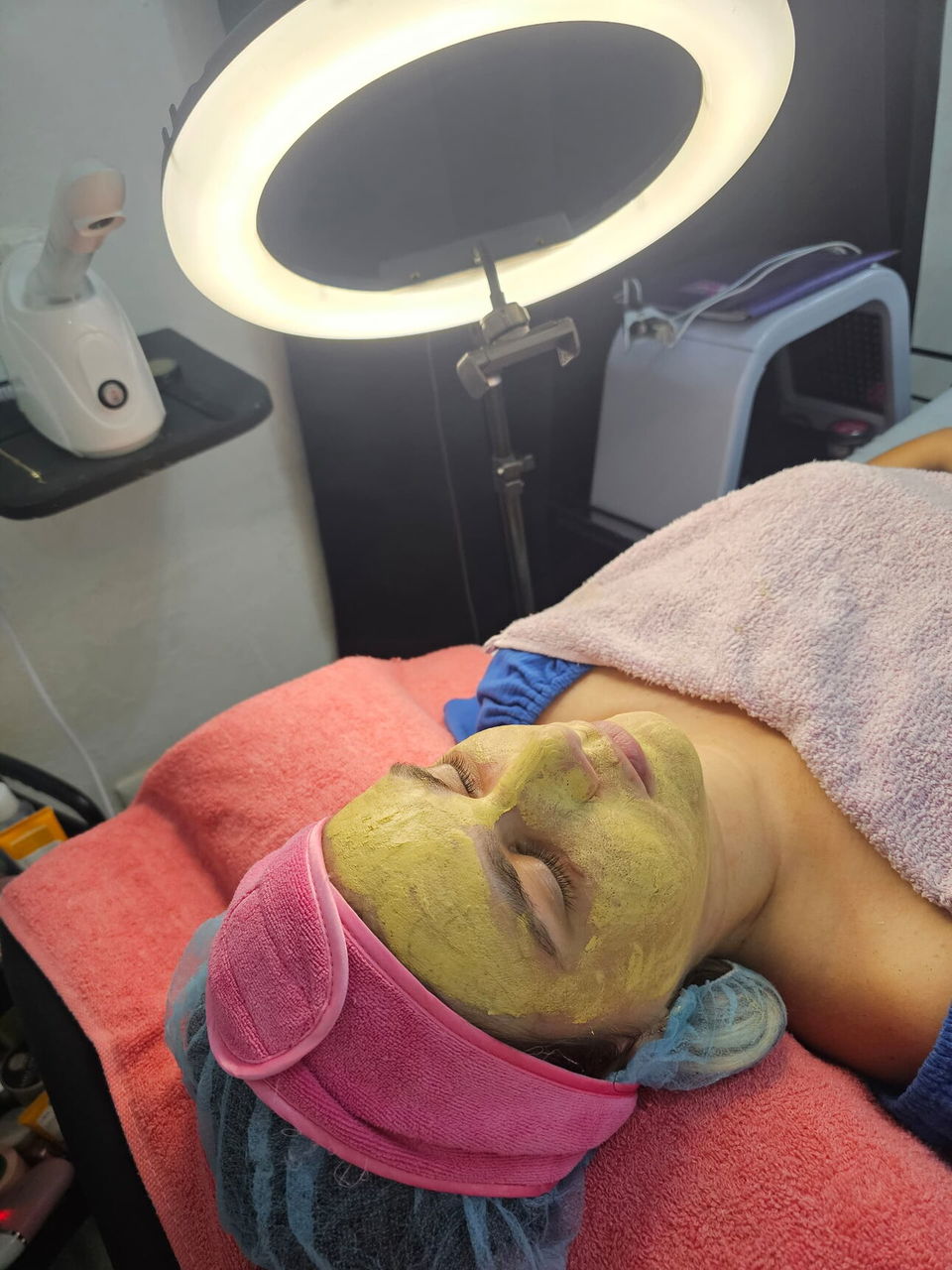 Portada de Limpieza facial profunda, Dermapen y más en Gwendolyn Beauty Studio