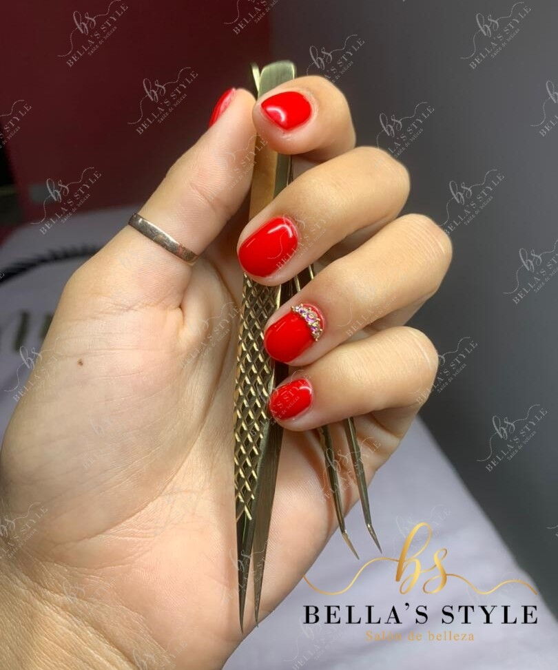 Portada de Manicura y pedicura en gel a domicilio en La Habana