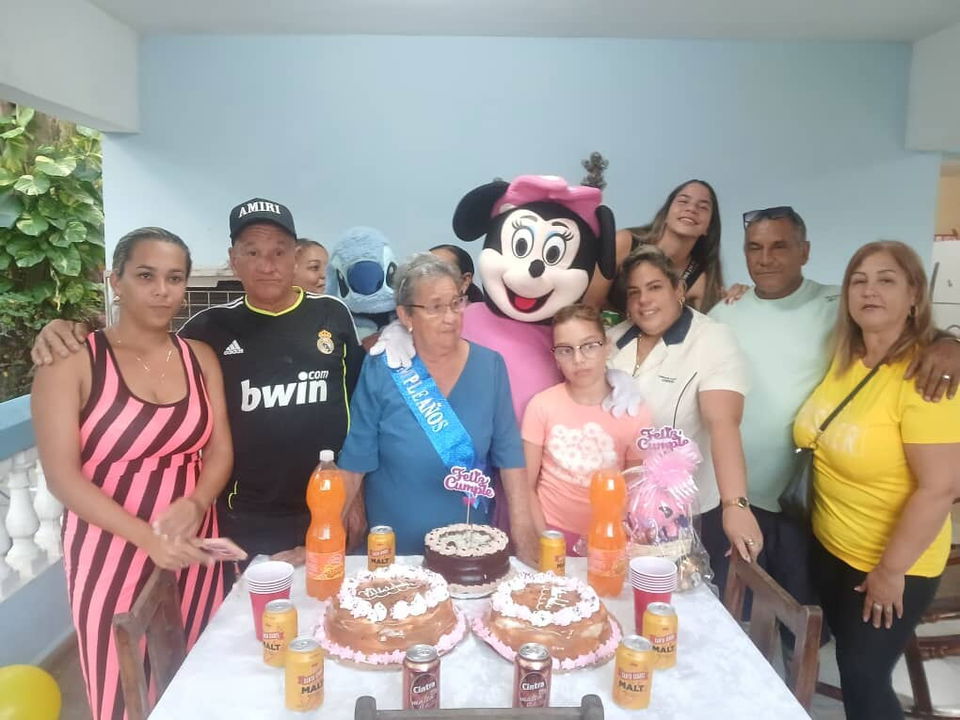 Portada de Alegría Mágica: Regalos y Sorpresas para tus Familiares