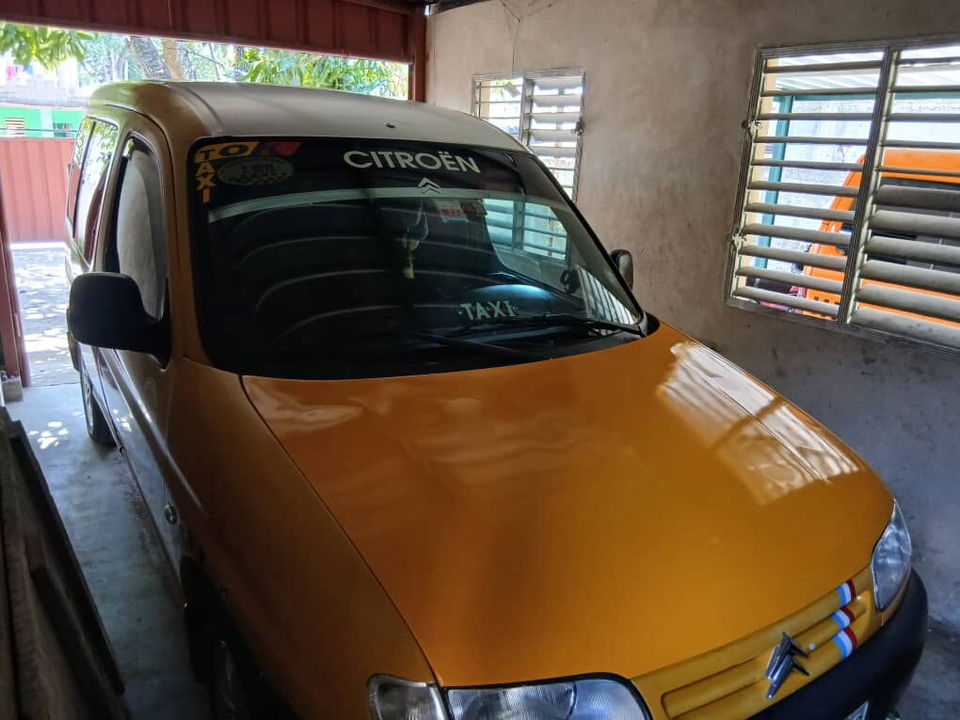 Portada de Taxi colectivo Cienfuegos - La Habana y viceversa