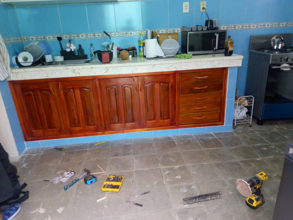 Portada de Bajo de meseta en madera para cocina y baño